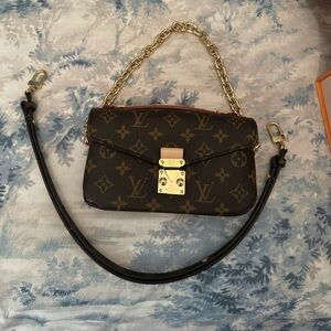 Louis Vuitton Pouchette Metis East West